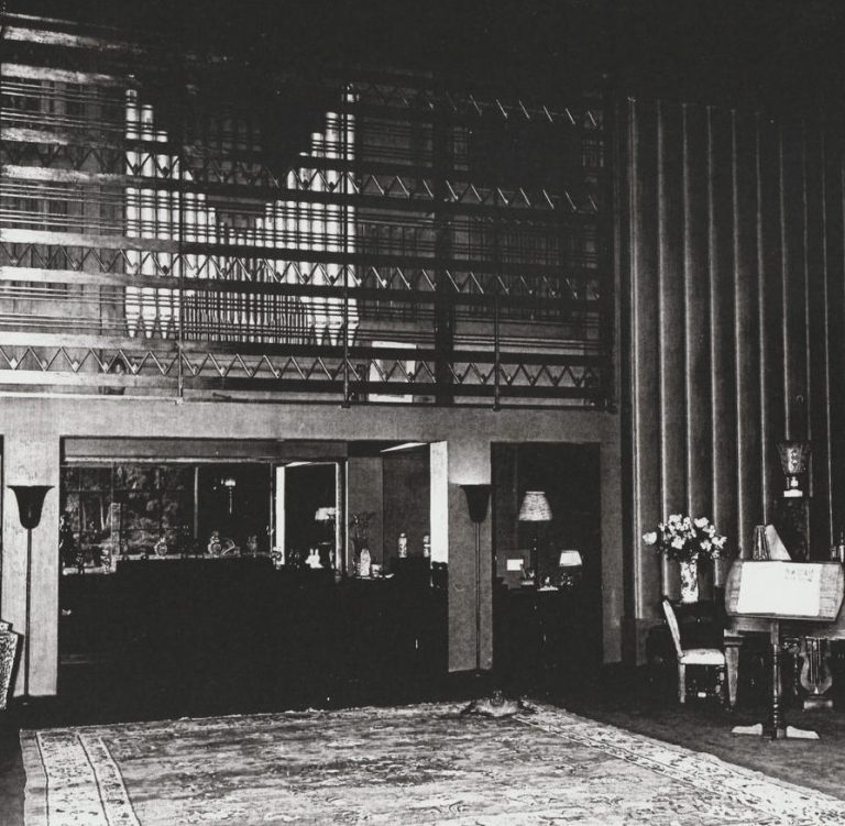 Salon de Mme Dujarric à Boulogne : orgue en tribune derrière une grille ouvragée.